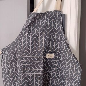 Short kitchen apron